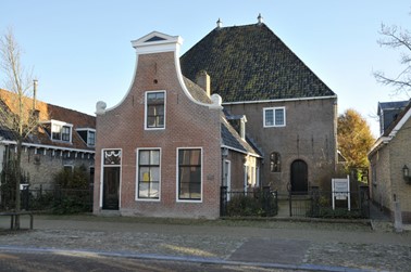 <p>Doopsgezinde Vermaning aan het Noard in Workum, gebouwd in 1695. Eenvoudige schuilkerk, verstopt achter de kosterswoning die deel uitmaakt van de bebouwing aan de straat. </p>
